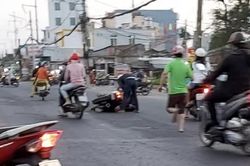 Lao vào xe máy đang qua đường, nam thanh niên nhập viện