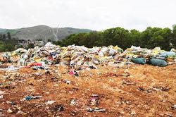 Dân dựng barie chặn lối vào bãi rác quá tải ở Quảng Nam