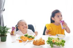 Phòng dịch Covid-19, làm sao để trẻ ăn tốt, khỏe hơn?