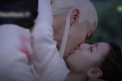 Hậu trường cảnh hôn khiến Địch Lệ Nhiệt Ba phải xấu hổ