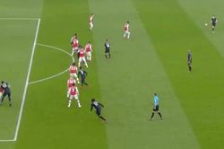 Arsenal tạo ra pha bẫy việt vị tệ chưa từng thấy ở trận gặp Everton