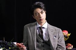 Họp báo toàn cầu BTS: Jin trả lời về câu hỏi nhập ngũ, BigHit bất ngờ bị ARMY 'ném đá'