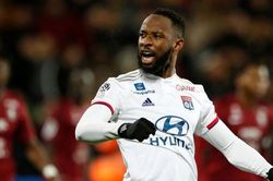 MU và Chelsea hồi hợp chờ báo giá cây săn bàn của Lyon