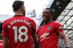 Thắng đậm Watford 3-0, Man United vươn lên thứ năm