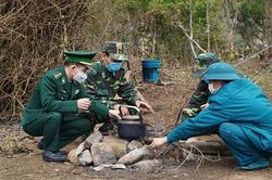 'Bố với các bác đang đi chống dịch, con ở nhà ngoan, hết dịch bố sẽ về'