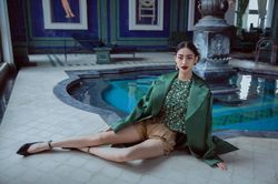 Lương Thùy Linh mặc váy xẻ gợi cảm, phô diễn đôi chân dài 1m22 'trứ danh'