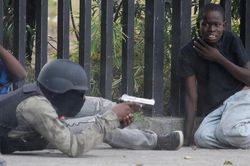 Cảnh sát và quân đội Haiti đấu súng ngay ngoài Phủ Tổng thống