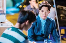 Mời đồng nghiệp đến nhà chơi, lúc vợ bưng mâm cơm đầy ụ ra, hai bố con tôi và khách khứa cũng phải trợn tròn mắt kinh ngạc