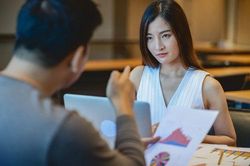 Lên kế hoạch dọn vườn để gây bất ngờ cho chồng, tôi nào ngờ chính mình lại bị 'dọa cho hết hồn' khi phát hiện thứ chồng giấu giếm trong 2 hộp sữa bột