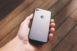 Apple trì hoãn ngày ra mắt iPhone 9