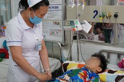 Cứu bé trai 6 tuổi hoại tử ruột vì nuốt 3 viên bị sắt
