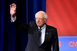 Ông Sanders thắng lớn