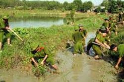 Về cơ sở để gắn bó với nhân dân hơn