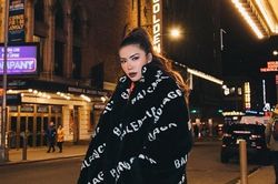 Minh Tú sang chảnh, khoe street style cá tính ở trời Tây