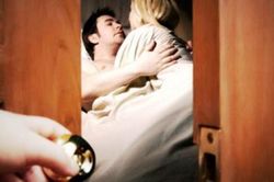 Chồng đi ship tôm hùm cho khách lạ và bí mật phía sau khiến người vợ ân hận tự trách mình