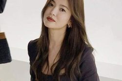 Song Hye Kyo tự tin xinh đẹp bất chấp tin đồn ngoại tình với trai trẻ kém 17 tuổi
