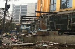 Dự án xây dựng 'hoành tráng' không che chắn, ảnh hưởng người dân
