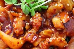 Thịt bò sống, bạch tuộc xào cay và các món đặc sản Daegu