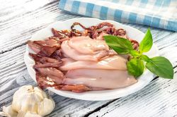 Cách đầu bếp chuyên nghiệp làm sạch mực trước khi chế biến