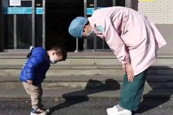 Cậu bé 2 tuổi cúi chào 'mẹ y tá' trước khi xuất viện