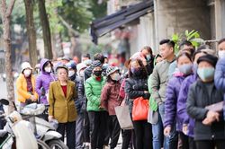 Người dân Thủ đô xếp hàng mua khẩu trang