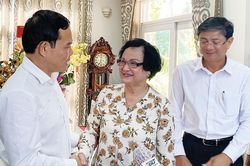 Lãnh đạo TPHCM thăm, chúc mừng thầy thuốc tiêu biểu