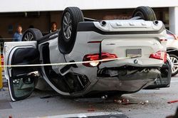 BMW lao từ tầng 3 xuống đất, tài xế nhập viện