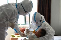 Những 'thiên thần áo trắng' tình nguyện chăm con cho bệnh nhân Covid-19