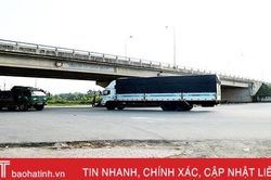 Cần làm gờ giảm tốc và đèn tín hiệu cảnh báo tại nút giao cầu vượt Thạch Linh