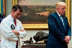Bác sĩ riêng từng bí mật bổ sung súp lơ vào món ăn của Tổng thống Trump