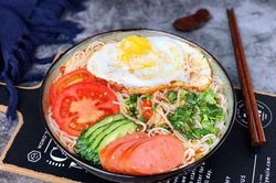 Bữa ăn nhẹ với món mì trộn chua cay hấp dẫn khó quên