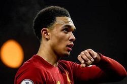 Hậu vệ Liverpool sở hữu mốc kiến tạo phi thường ở Ngoại hạng Anh