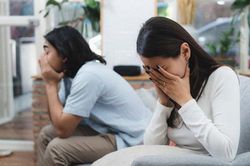 Đêm trước ngày ra tòa làm thủ tục ly hôn, vợ bỗng xuất hiện trước cửa nhà tôi với đôi mắt đỏ hoe và bật khóc thì thào lời xin lỗi
