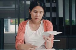 Ngày chồng cũ phá sản, tôi cầm 200 triệu đến đưa cho nhưng anh trả lại và nói một lời khiến tôi ra về trong uất hận