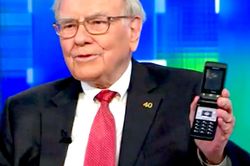 Tỉ phú Warren Buffett cuối cùng cũng bỏ chiếc điện thoại 'cục gạch' 20 USD, chuyển sang dùng iPhone