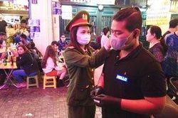 COVID-19: Cảnh sát kiểm tra hàng loạt quán bar, karaoke trên phố cổ Hà Nội