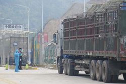 Xuất khẩu nông sản sang Trung Quốc vẫn chậm, hàng chờ ngày càng tăng