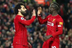 Ngược dòng hạ West Ham, Liverpool lại bỏ xa Man City 22 điểm