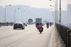 Rào một nửa cầu Vĩnh Tuy từ hôm nay để sửa chữa