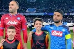Sao Napoli khó chịu khi đứng với mascot quá cao