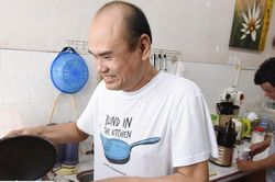 Cựu kỹ sư mù tự cắt dựng vlog nấu ăn