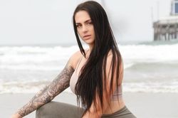 Bị đuổi vì đăng ảnh sexy lên mạng, cô gái buộc công ty phải bồi thường