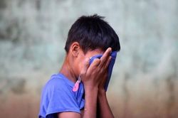 Học sinh Indonesia bị ép ăn phân người