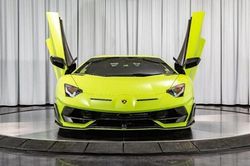 Siêu xe Lamborghini Aventador SVJ sơn dạ quang cực hiếm