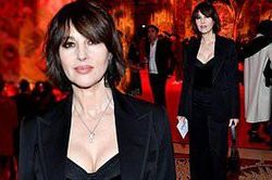 Biểu tượng gợi cảm Monica Bellucci 'lấp ló' ngực đầy
