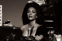 Kim Kardashian ngực đầy nóng bỏng cưỡi mô tô cực chất
