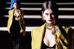 Kaia Gerber khoe ngực đầy 'bỏng mắt', catwalk quyền lực ở show Saint Laurent