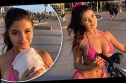'Kim siêu vòng ba nước Anh' ôm thỏ, dắt xe đạp dạo bờ biển với bikini bé xíu