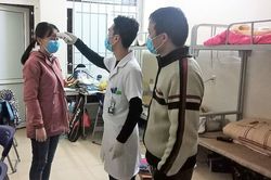 Học sinh, sinh viên đo thân nhiệt trước khi đến trường