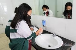 Đo thân nhiệt học sinh, sinh viên trước khi đến trường